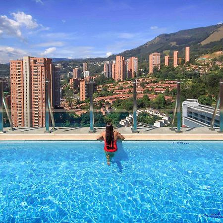 Novotel Medellin El Tesoro Exterior foto View of El Burgo from the swimming pool