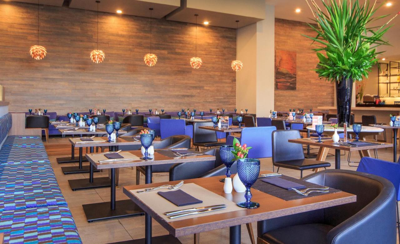 Novotel Medellin El Tesoro Exterior foto The interior of the restaurant