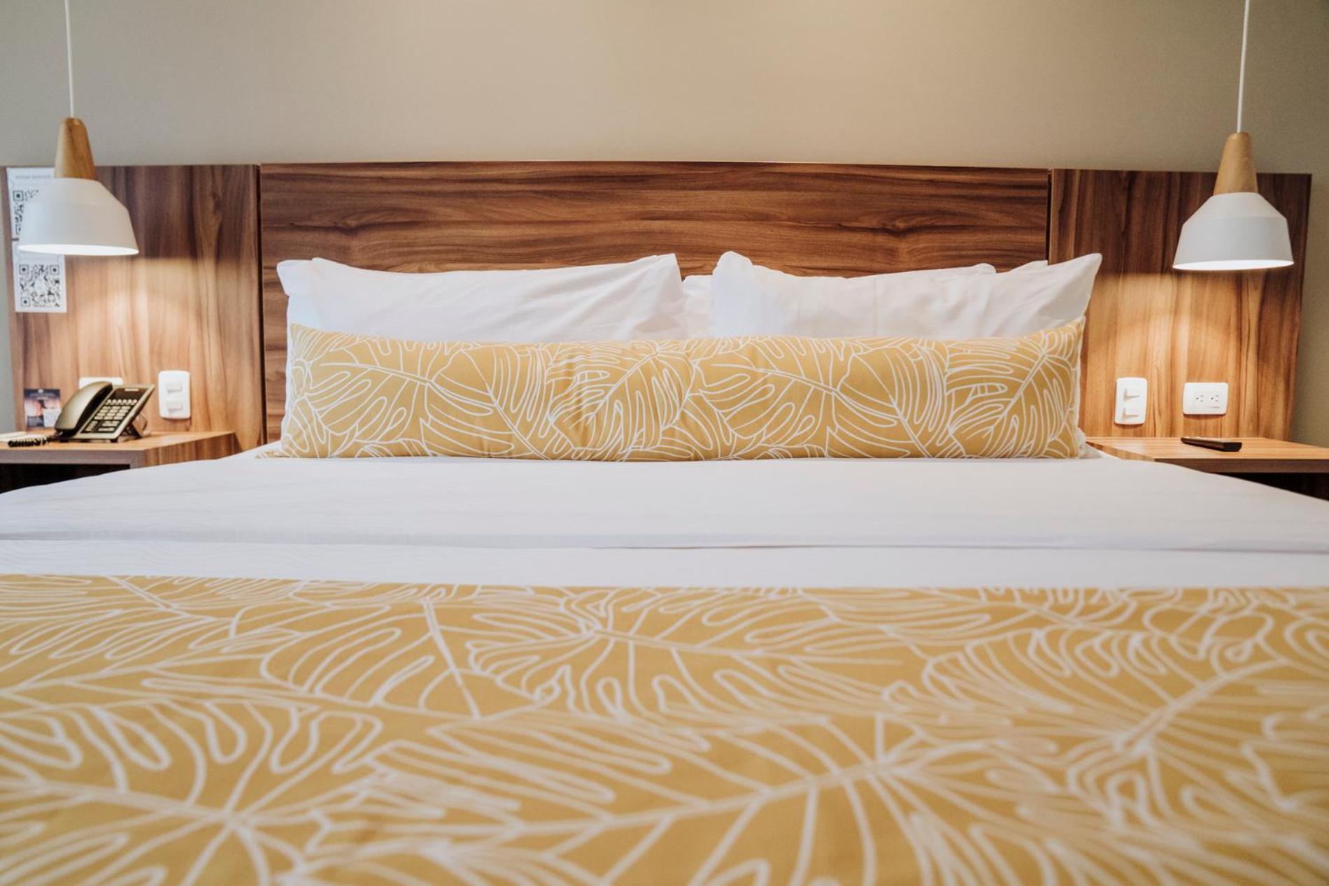 Novotel Medellin El Tesoro Exterior foto A bed with a headboard