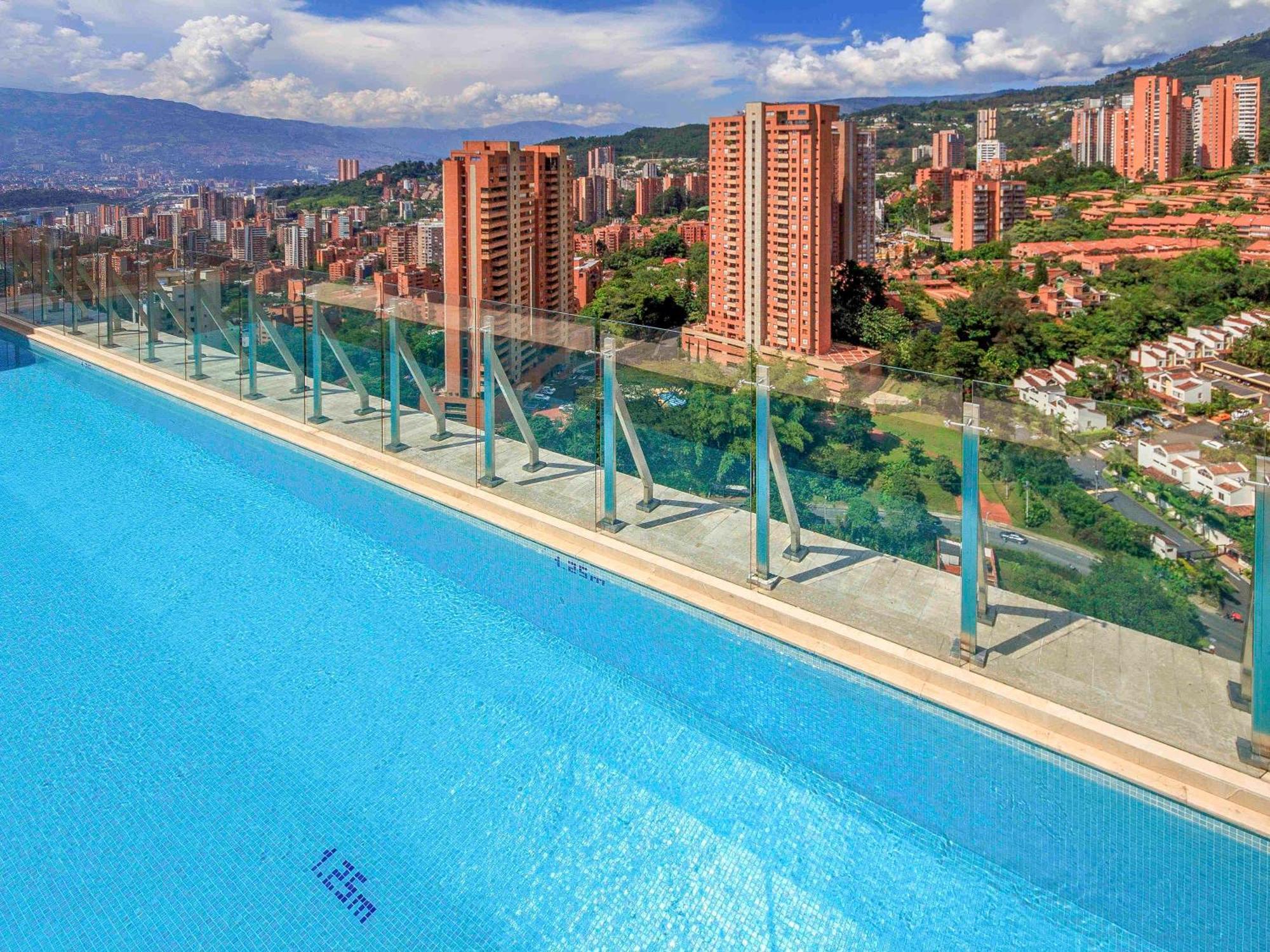 Novotel Medellin El Tesoro Exterior foto Infinity pool in Medellín, Colombia