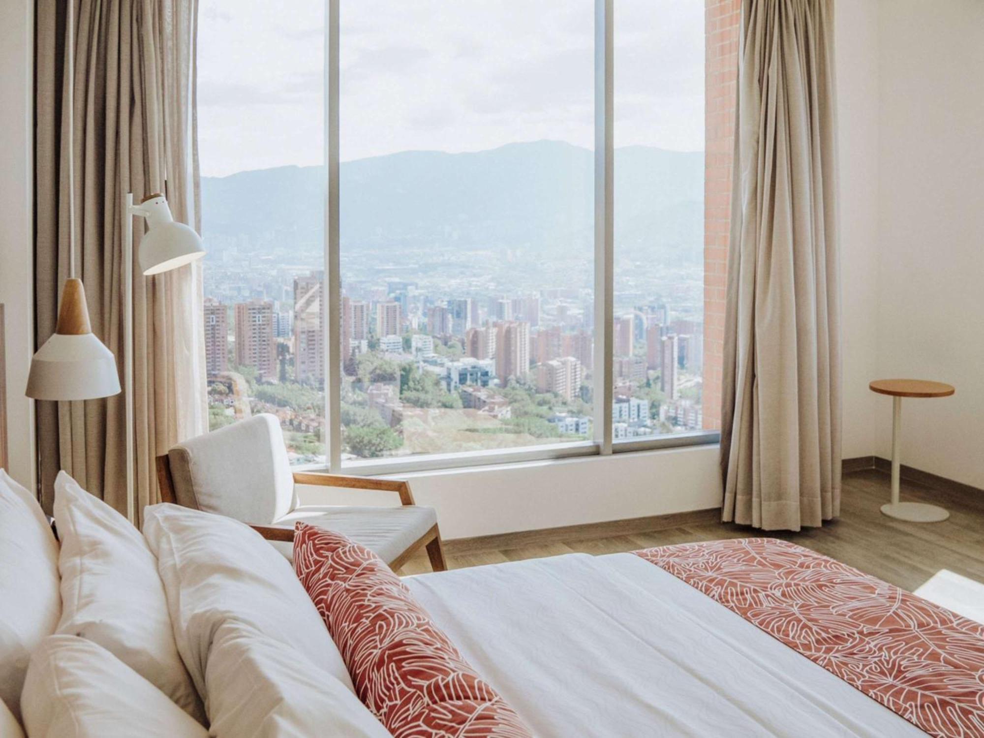 Novotel Medellin El Tesoro Exterior foto A bedroom at the hotel