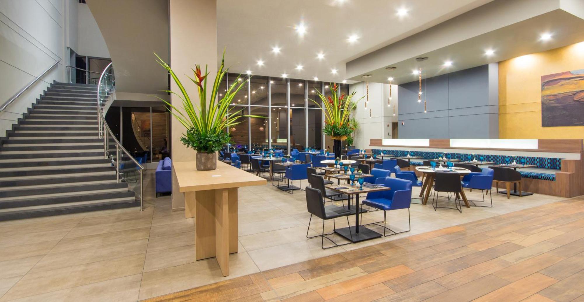 Novotel Medellin El Tesoro Exterior foto The lounge at the airport
